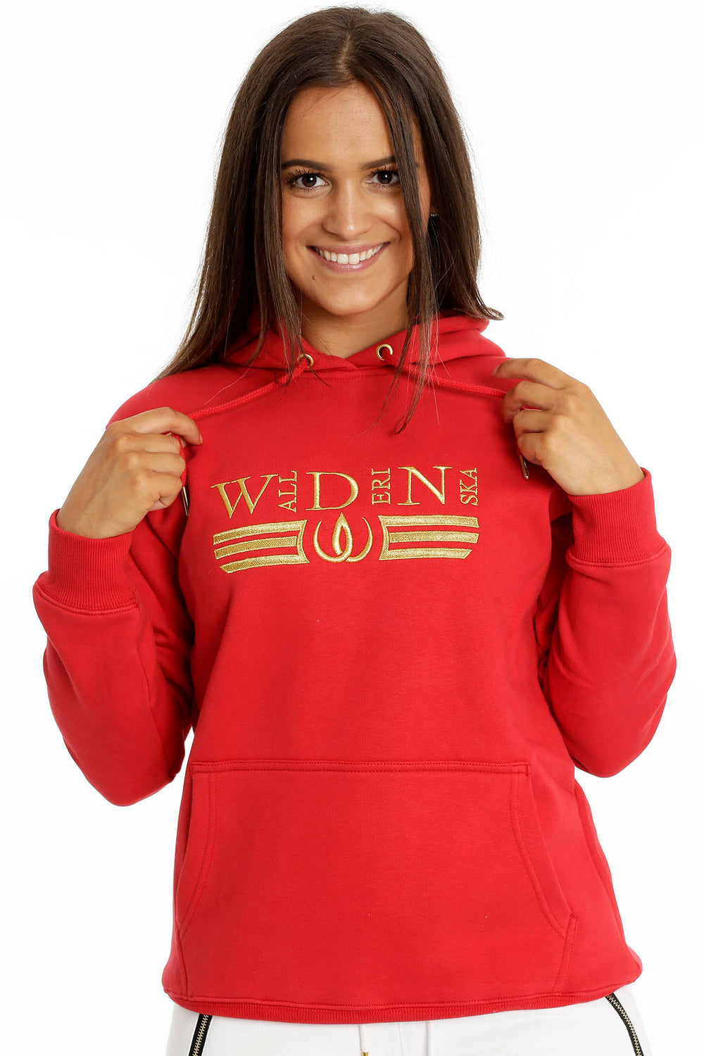 Die Kordeln der Kapuze liegen in der Hand. Die Goldstickerei läuft über die Brust des roten Hoodies.