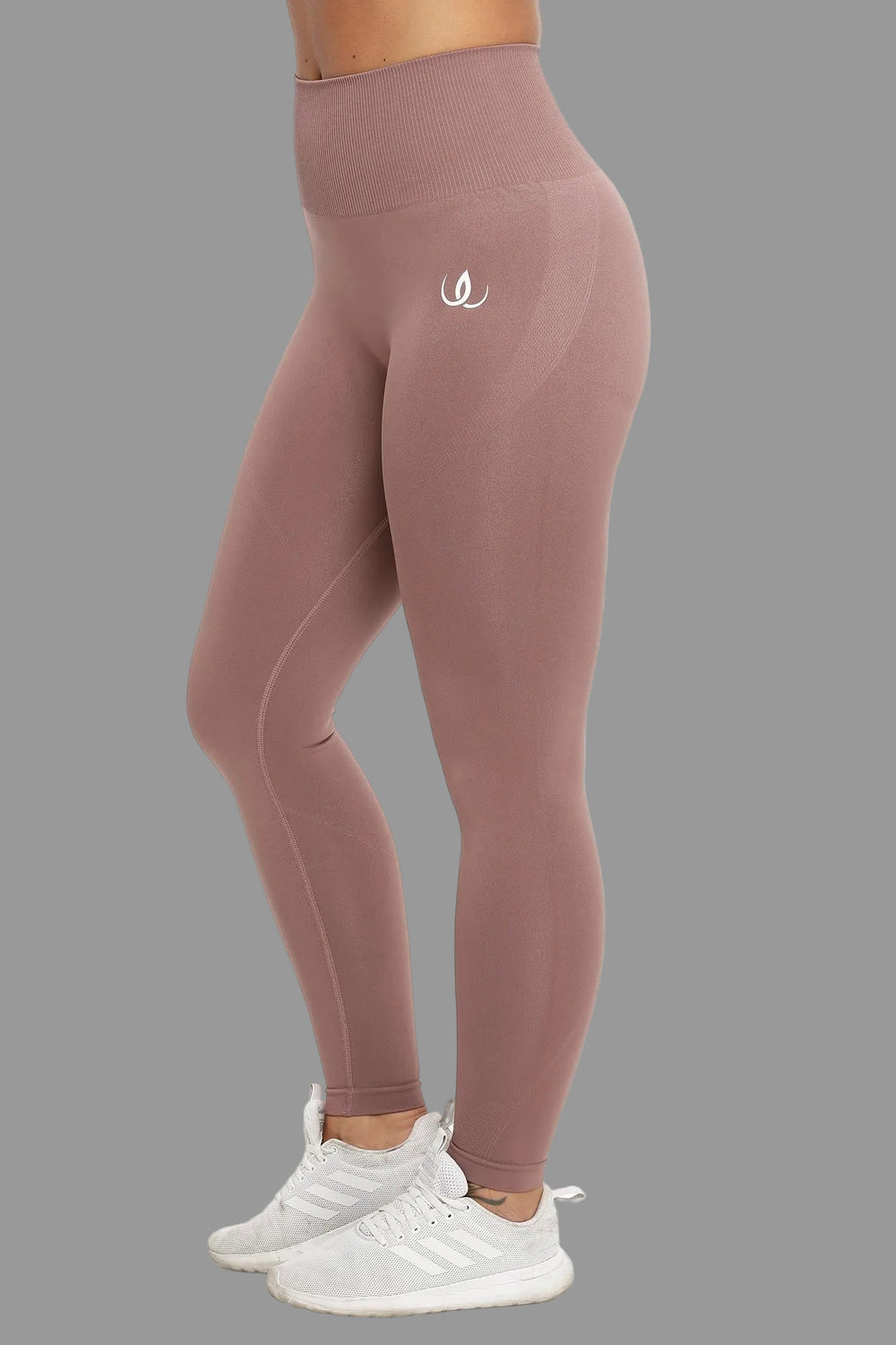 Gedämpft rosébraune Leggings mit breitem geripptem Bund und weißem Logo am Oberschenkel.