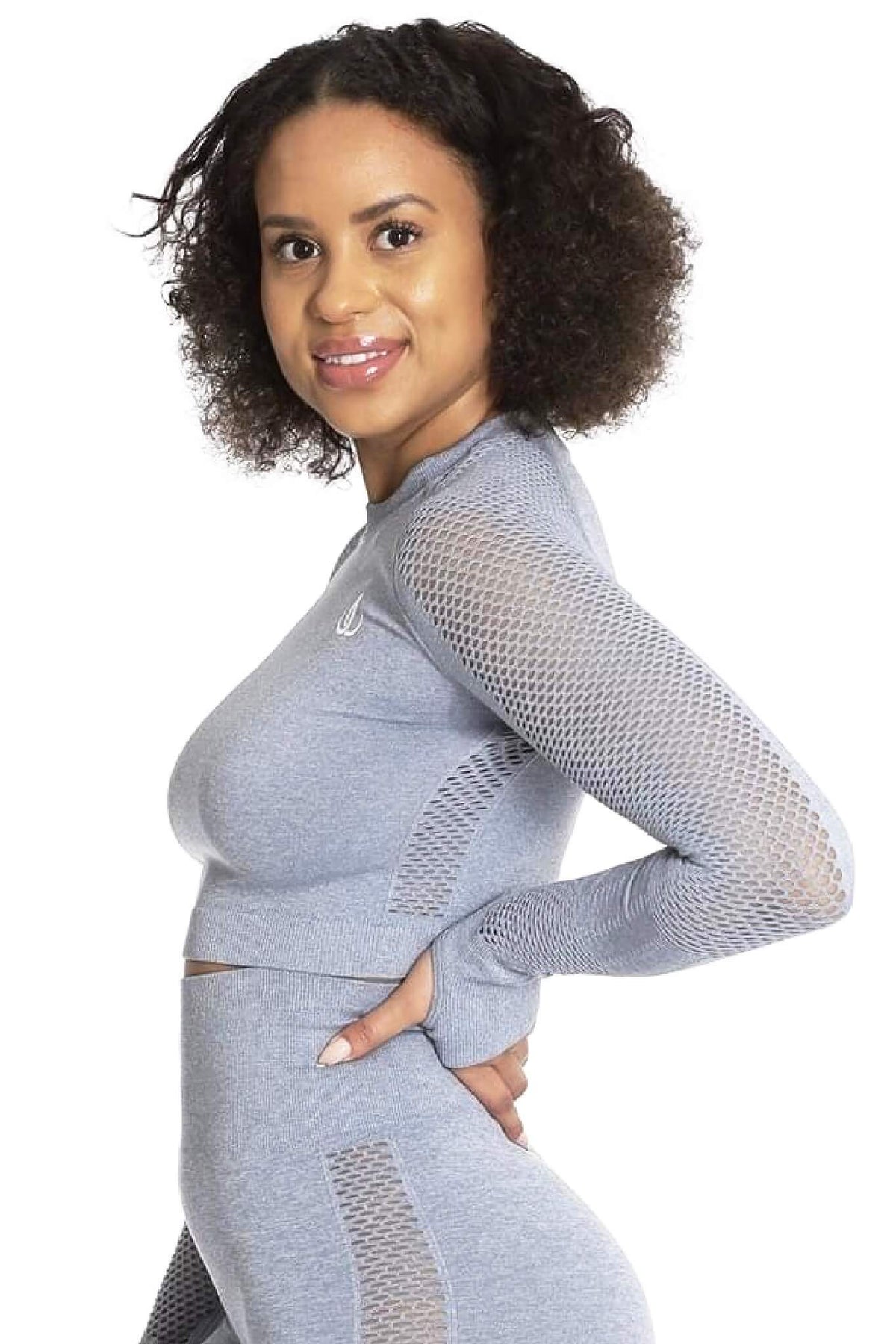 Der Netzeinsatz am Ärmel ist deutlich zu sehen, wenn das Model sich im grauen Shirt dreht.