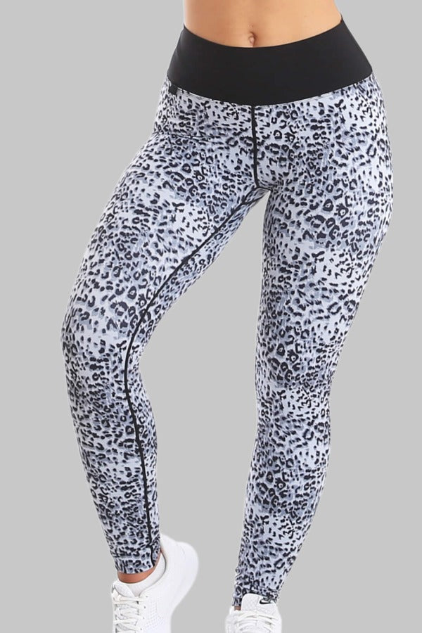 Die Leggings hat ein schwarz-graues Fleckenmuster über das ganze Bein und einen breiten schwarzen Bund.