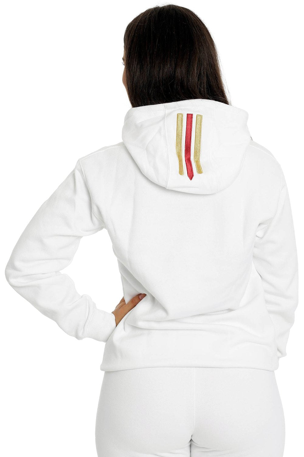 Rückseite des weißen Hoodies mit zwei Goldstreifen und einem roten entlang der Kapuze.