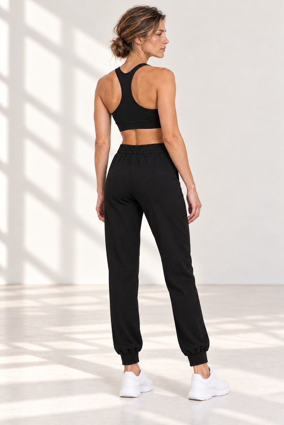 Edge Gold Button Hose in Schwarz von hinten, mit Gummizug in der Taille.
