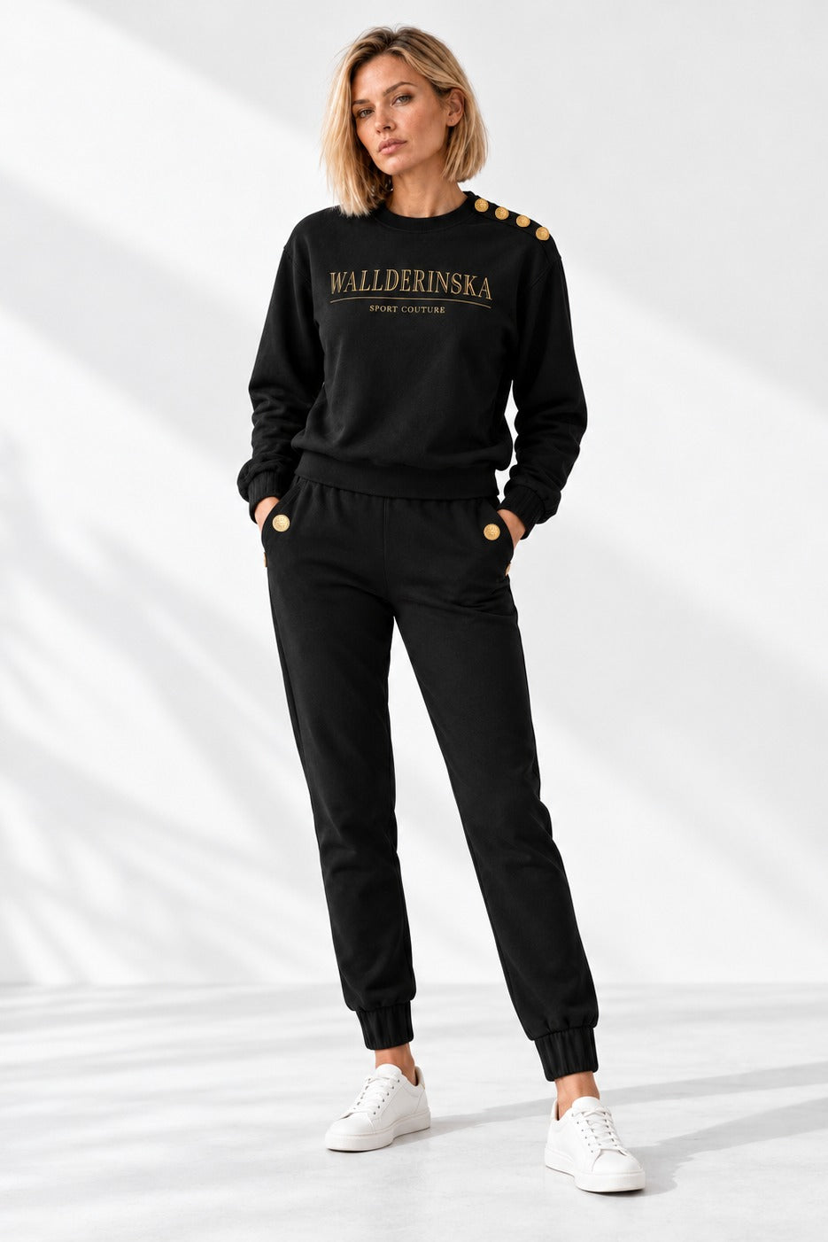 Edge Gold Button Pullover und Edge Gold Button Hose in Schwarz, Ganzkörperaufnahme im Studio mit weißen Sneakers.