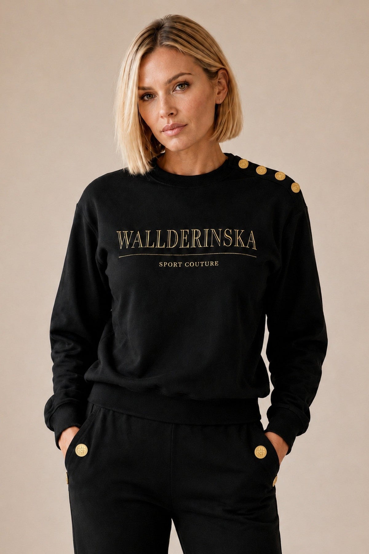 Edge Gold Button Pullover und Edge Gold Button Hose in Schwarz mit vier Goldknöpfen an der Schulter