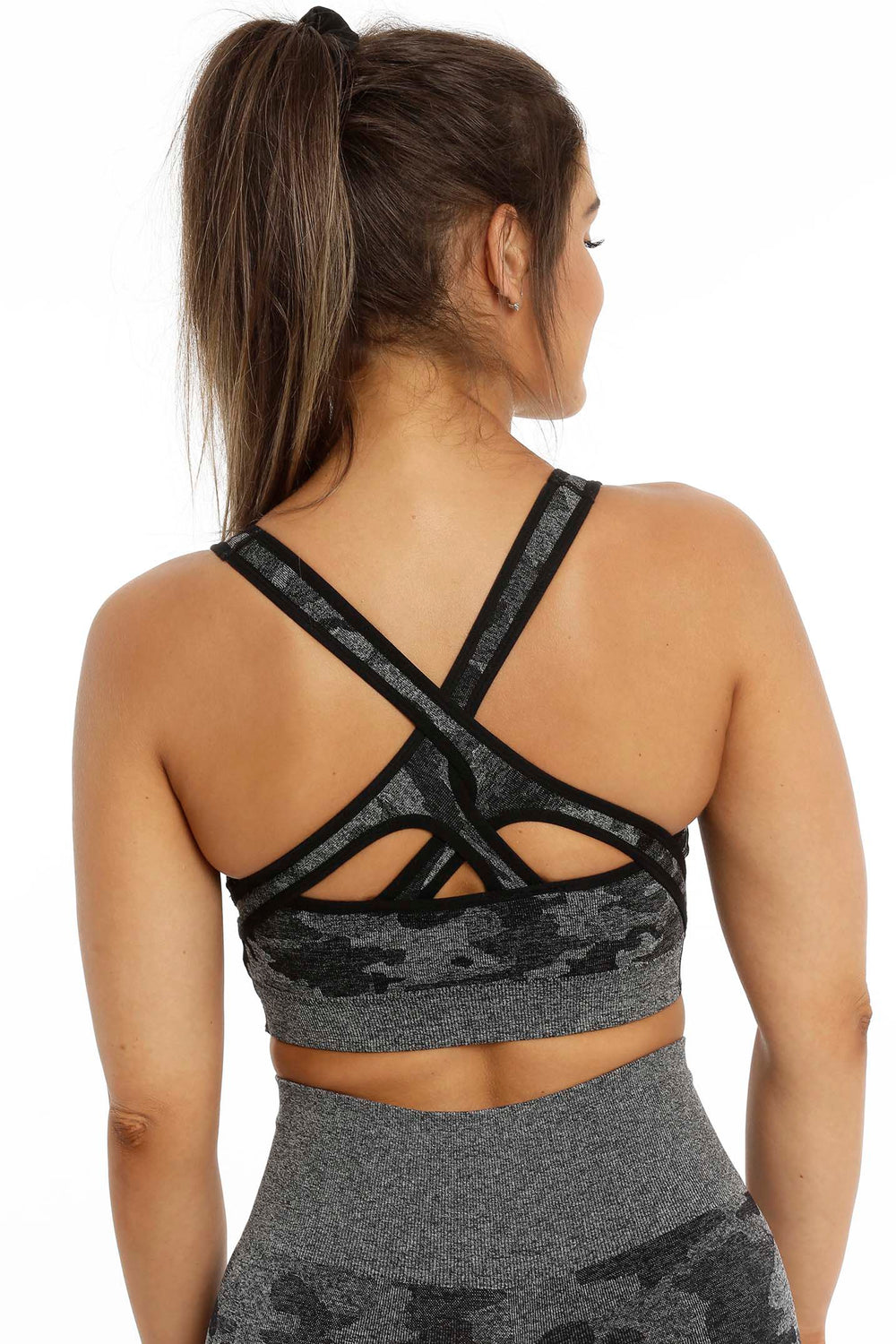 Rückseite des Tops mit gekreuzten Trägern und Öffnung zwischen den Schulterblättern, in grauem und schwarzem Camouflage.