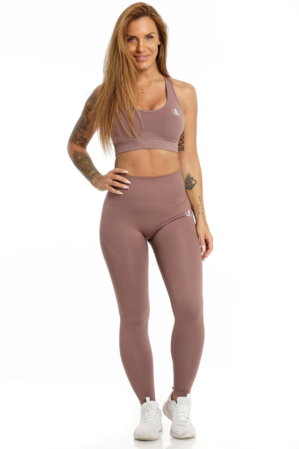 Die Leggings reicht bis zum Knöchel und wird zu einem passenden Sport-BH im selben Ton getragen.