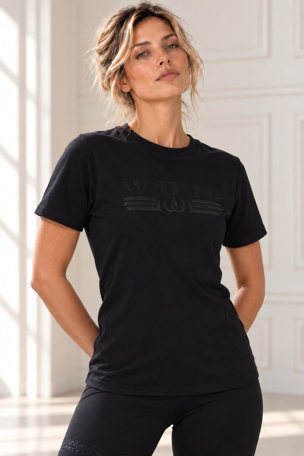 Das schwarze Logo zeigt sich dezent auf dem Stoff des Deluxe Top Black on Black.