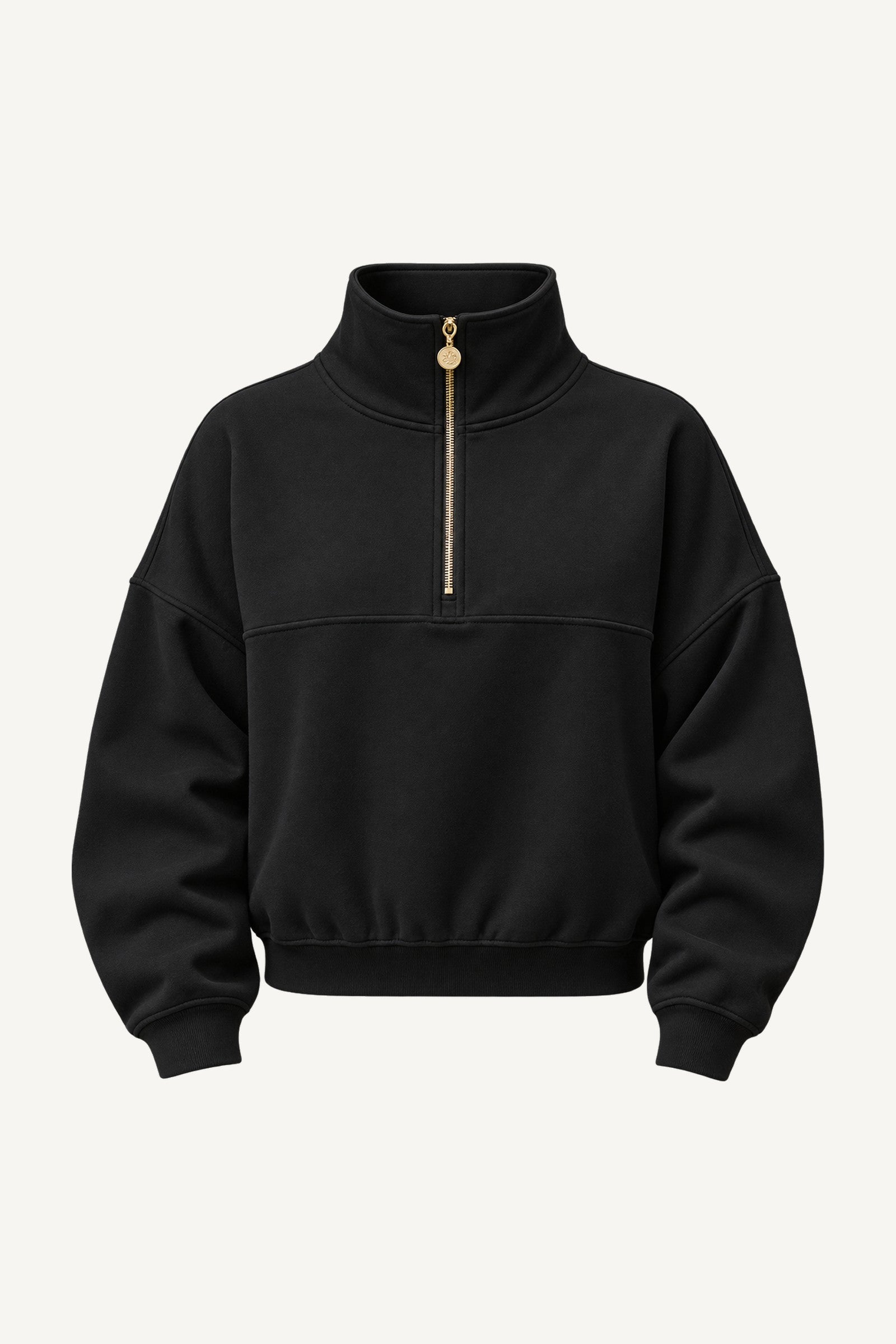 Edge Cozy Half Zip Sweater freigestellt. Schwarzer Pullover mit hohem Kragen, goldfarbenem Reißverschluss bis zur Brust und breitem Bündchen am Saum.