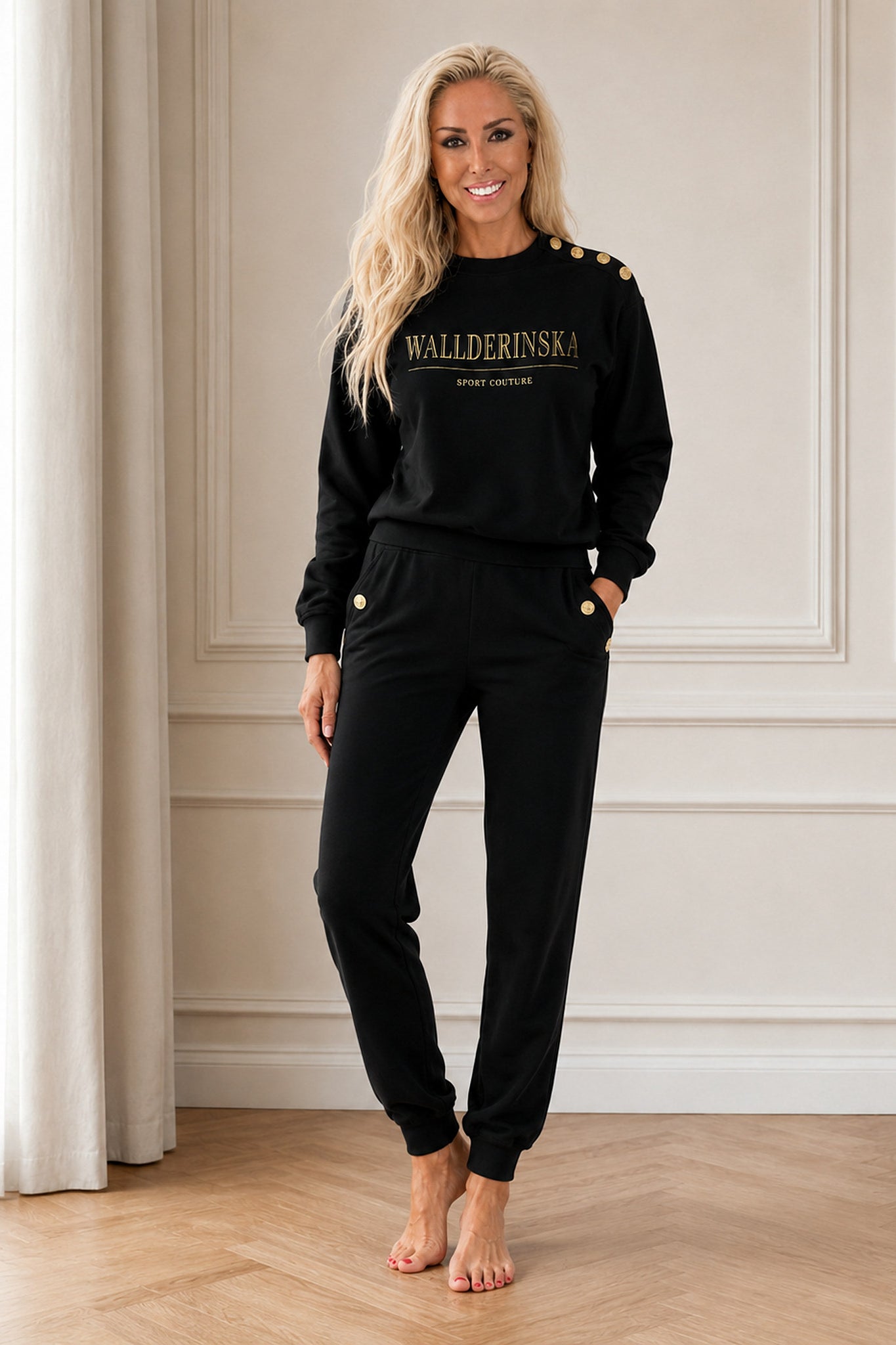 Edge Gold Button Set in Schwarz, Pullover und Hose mit Goldknöpfen
